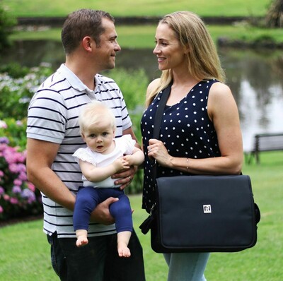rr04-25b_deluxe_everyday_messenger_black_102.jpg
