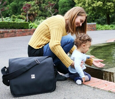 rr04-25b_deluxe_everyday_messenger_black_301.jpg