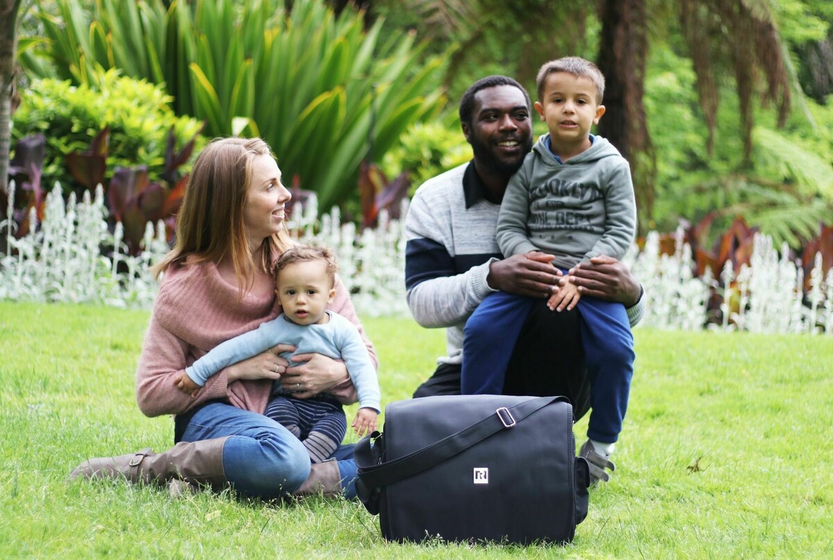 rr04-25b_deluxe_everyday_messenger_black_303.jpg